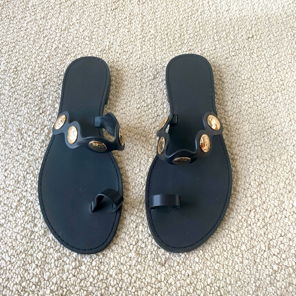 Banana Republic - Toe Loop Slide!